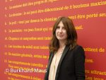 Stéphanie Moisdon, vor: Angela Bulloch "Toison d'or" (détail) - in: "1984 - 1999 La Décennie" (détail), Centre Pompidou-Metz, Metz