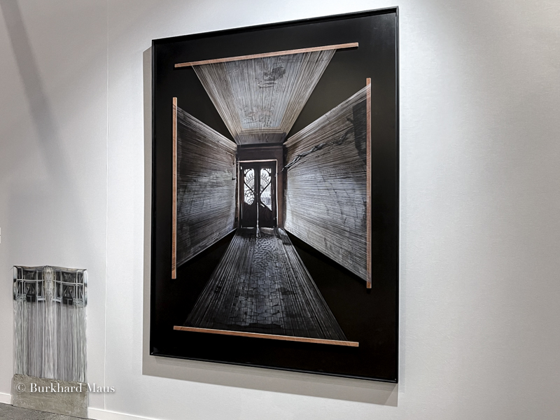 Leyla Cardenas, "Irreversible"(g.), "Unweaved Portal" (d.), Galerie DIX9, "L'Exil : DÉPOSSESSION ET RÉSISTANCE", Art Paris 2023, Paris