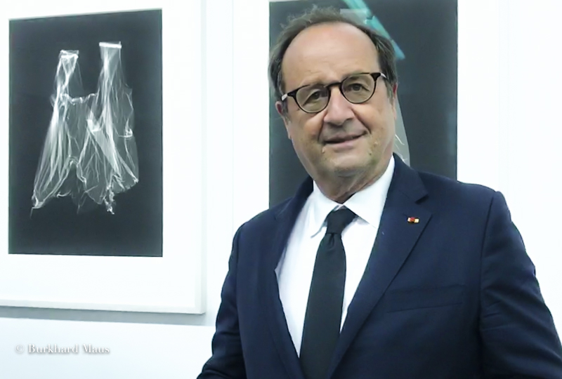 François Hollande, devant les photographies de Jens Knigge Jens Knigge, Galerie Esther Woerdehoff, Paris