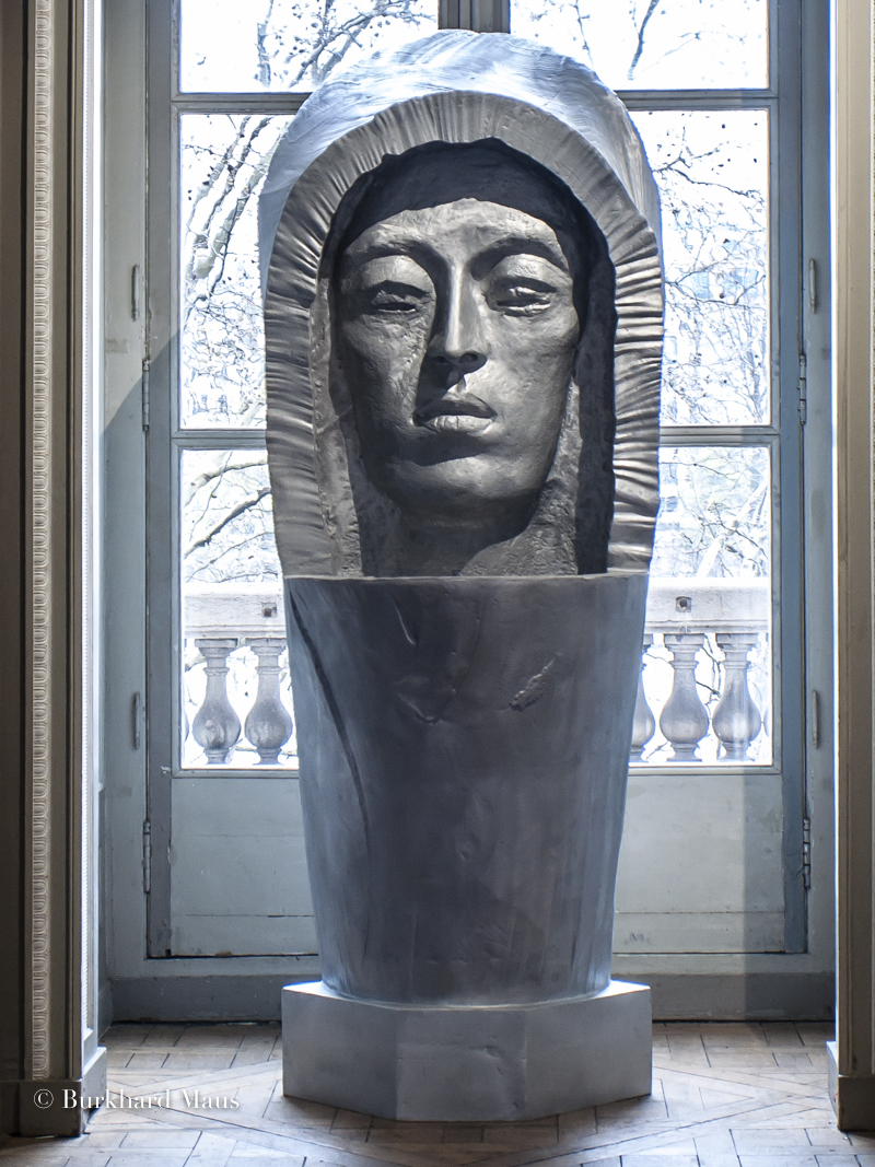 Thomas Schütte, "Weinende Frau", „Trois Actes“, Monnaie de Paris, Paris